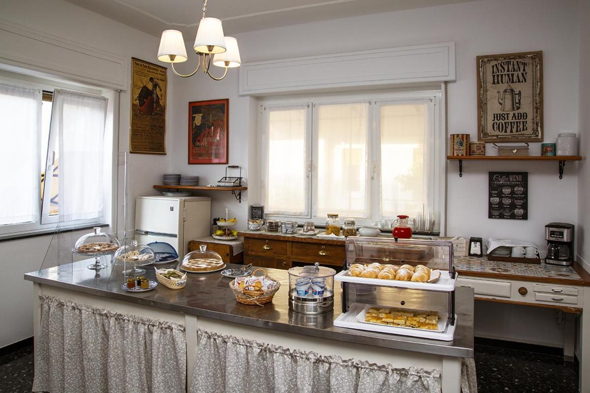 B&B Hotel Costa Azzurra Spotorno Bagian luar foto