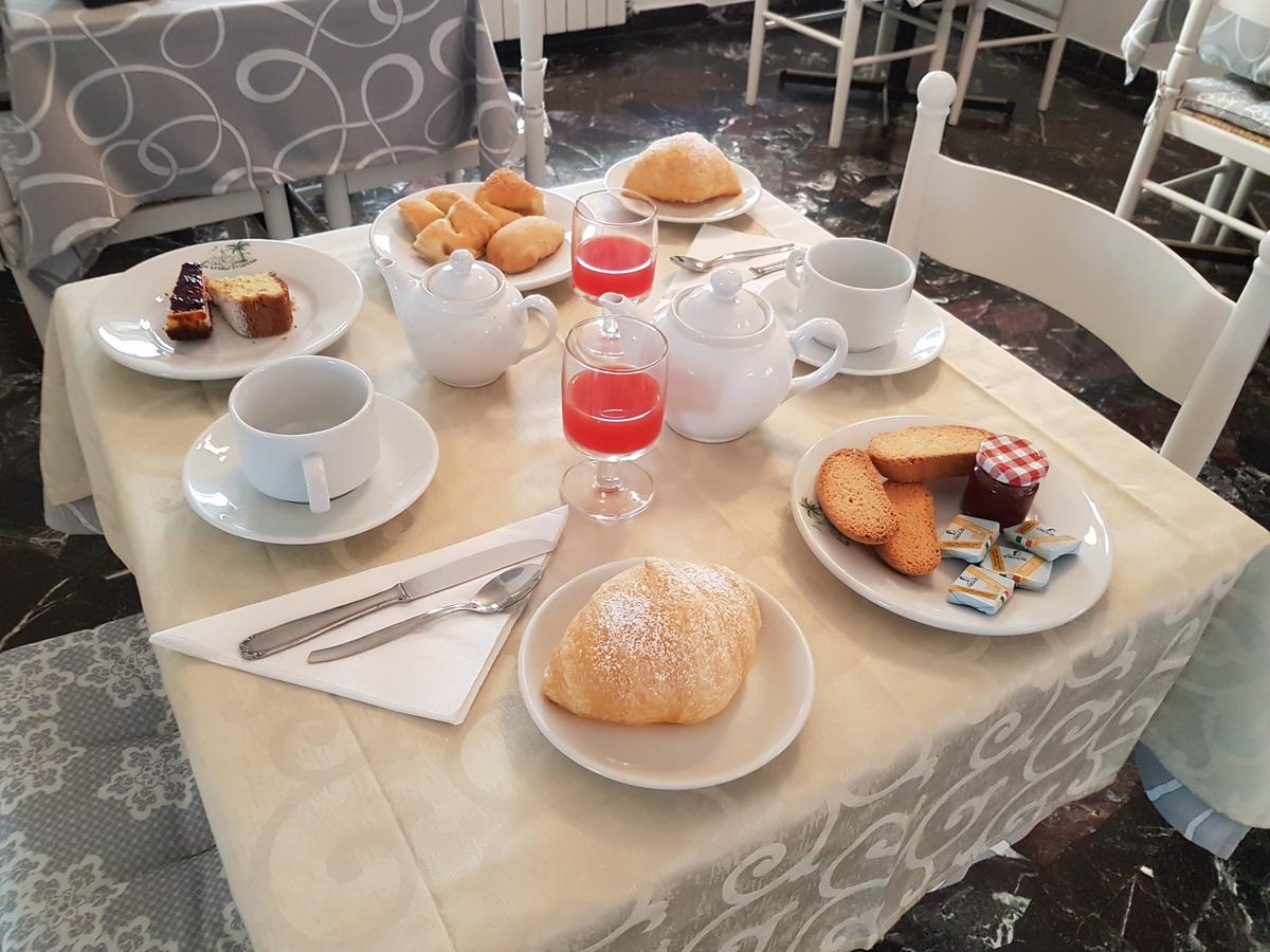 B&B Hotel Costa Azzurra Spotorno Bagian luar foto