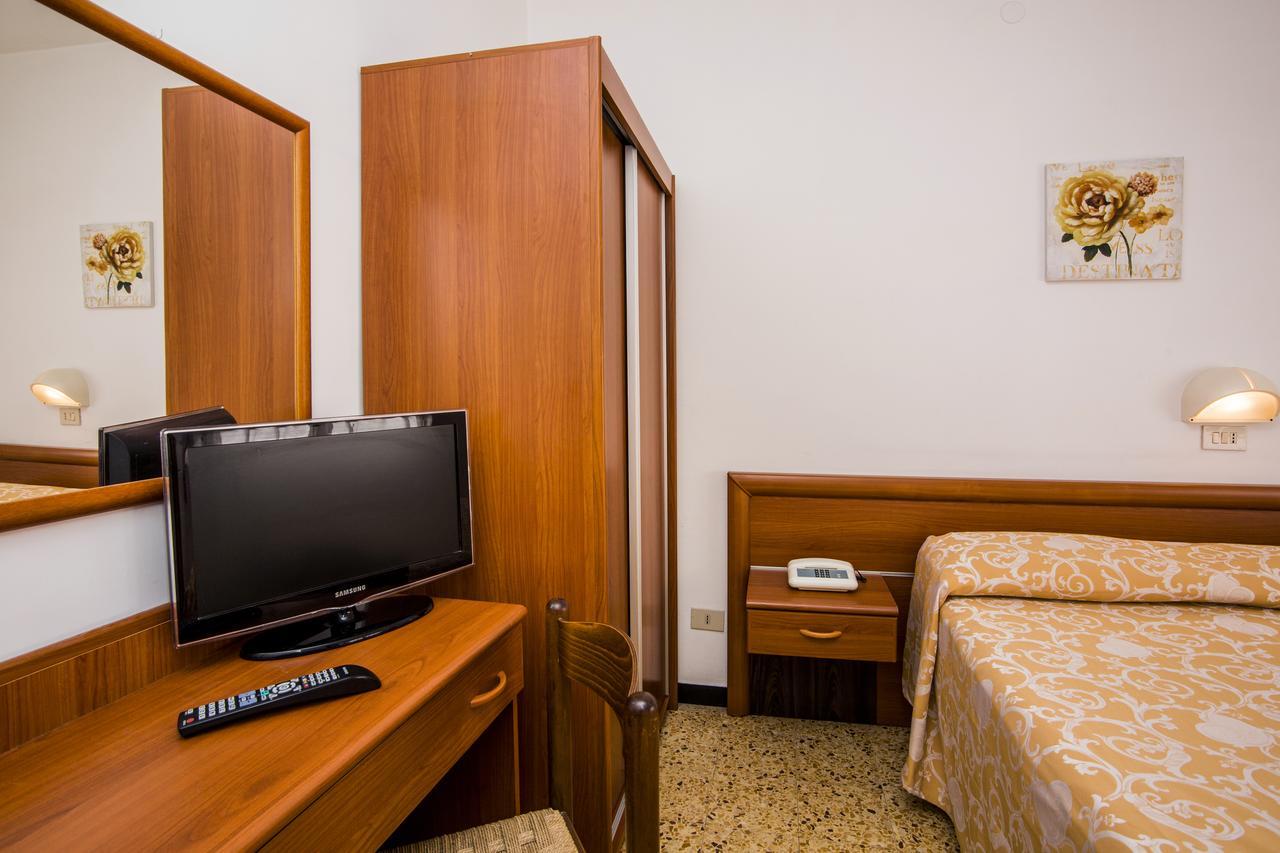 B&B Hotel Costa Azzurra Spotorno Bagian luar foto