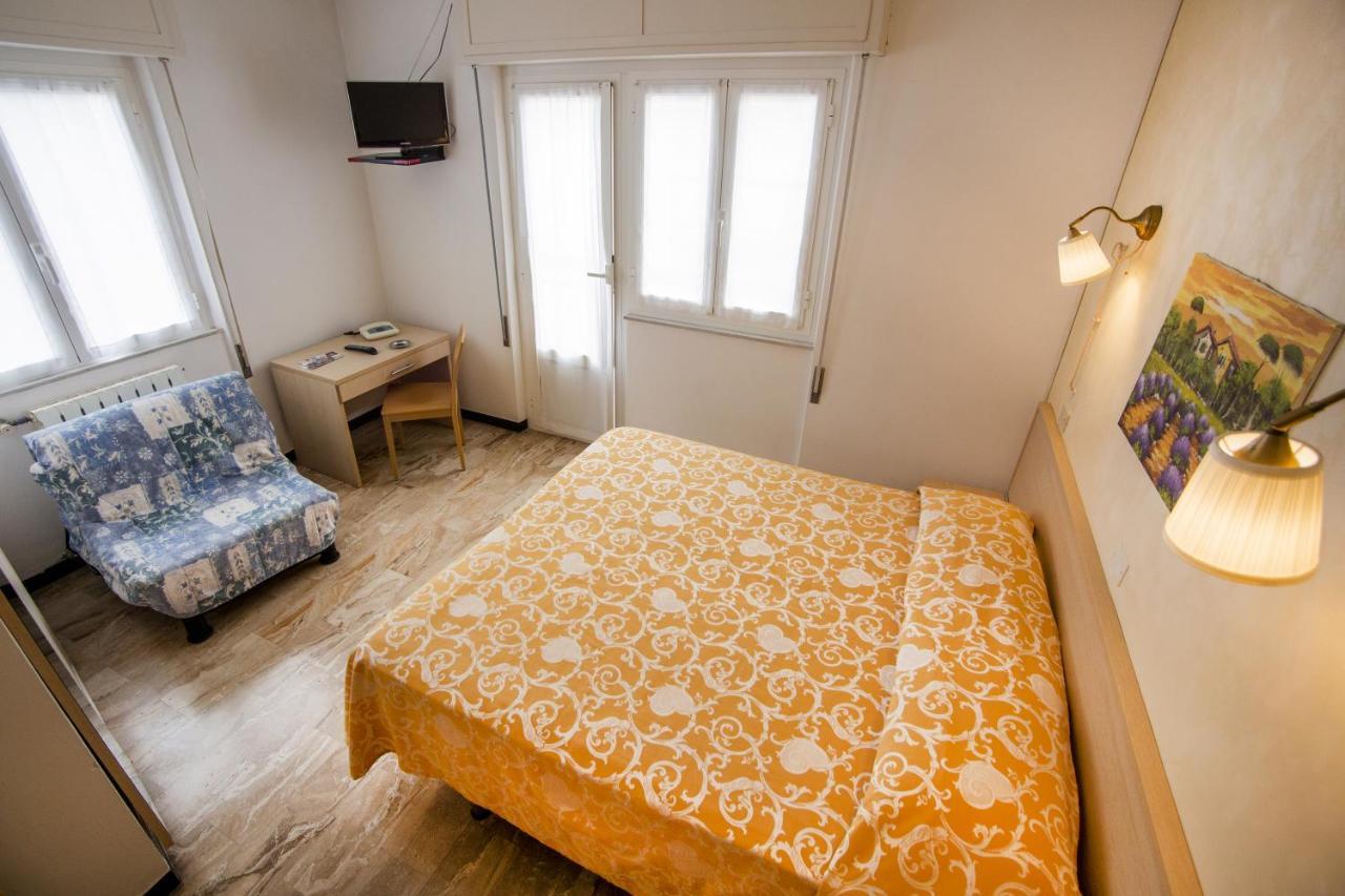 B&B Hotel Costa Azzurra Spotorno Bagian luar foto
