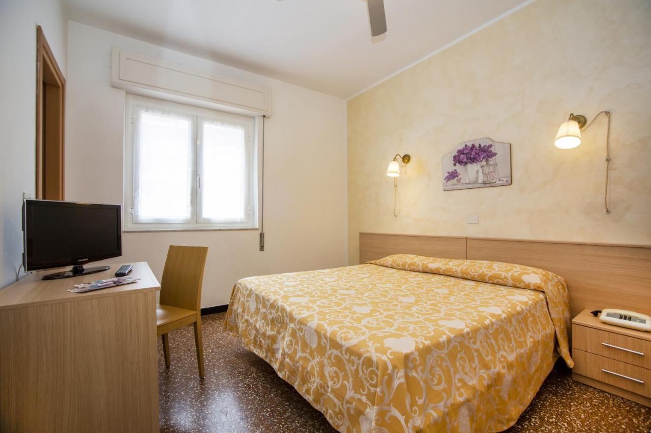 B&B Hotel Costa Azzurra Spotorno Bagian luar foto