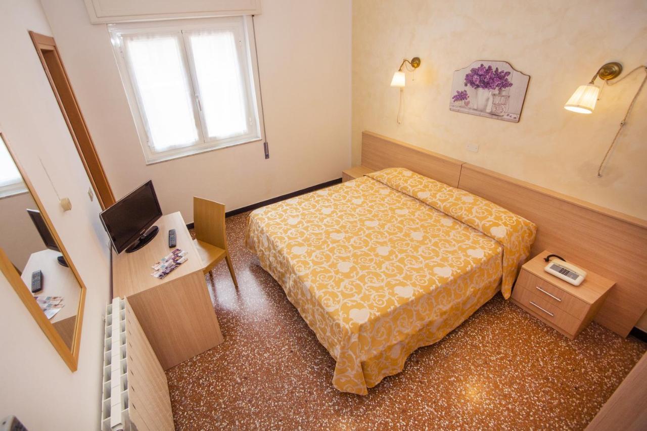 B&B Hotel Costa Azzurra Spotorno Bagian luar foto